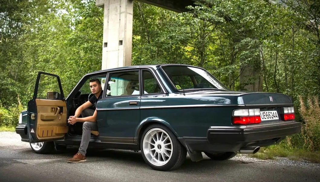 <span class="font-weight-bold" data-lab-font_weight_desktop="font-weight-bold">INVITASJON:</span> Alexander Ambrosio i Møre og Romsdal satser mye tid og kjærlighet på å holde sin sjøgrønne Volvo 240 på veien. <span class="font-weight-bold" data-lab-font_weight_desktop="font-weight-bold">INVITASJON:</span> Alexander Ambrosio i Møre og Romsdal satser mye tid og kjærlighet på å holde sin sjøgrønne Volvo 240 på veien.