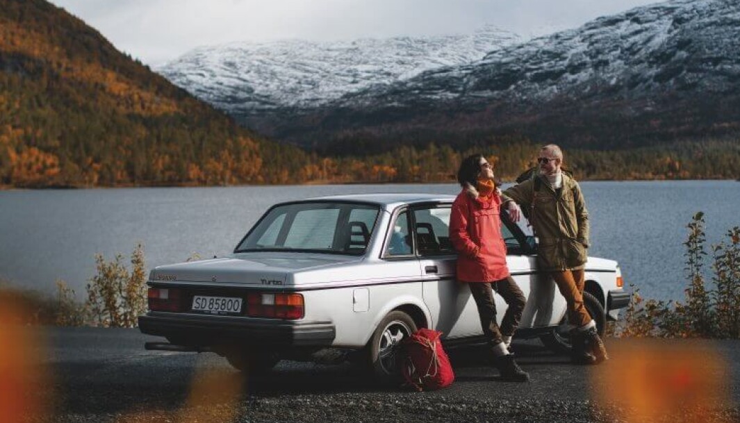 <span class="font-weight-bold" data-lab-font_weight_desktop="font-weight-bold">VOLVOVINTER: </span>Volvo-familien Laastad er opptatt av å ta vare på Volvo-klassikerne. I samlingen har 240 Turbo blant annet fått selskap av en P1800 og en 480ES. Bildet viser Linn Sæbø og nåværende drifter av Laastad, Haakon Laastad. <span class="font-weight-bold" data-lab-font_weight_desktop="font-weight-bold">VOLVOVINTER: </span>Volvo-familien Laastad er opptatt av å ta vare på Volvo-klassikerne. I samlingen har 240 Turbo blant annet fått selskap av en P1800 og en 480ES. Bildet viser Linn Sæbø og nåværende drifter av Laastad, Haakon Laastad.