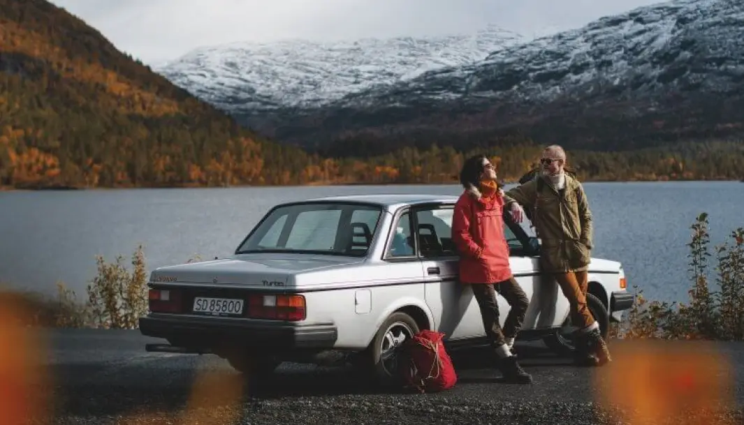 <span class="font-weight-bold" data-lab-font_weight_desktop="font-weight-bold">VOLVOVINTER: </span>Volvo-familien Laastad er opptatt av å ta vare på Volvo-klassikerne. I samlingen har 240 Turbo blant annet fått selskap av en P1800 og en 480ES. Bildet viser Linn Sæbø og nåværende drifter av Laastad, Haakon Laastad. <span class="font-weight-bold" data-lab-font_weight_desktop="font-weight-bold">VOLVOVINTER: </span>Volvo-familien Laastad er opptatt av å ta vare på Volvo-klassikerne. I samlingen har 240 Turbo blant annet fått selskap av en P1800 og en 480ES. Bildet viser Linn Sæbø og nåværende drifter av Laastad, Haakon Laastad.