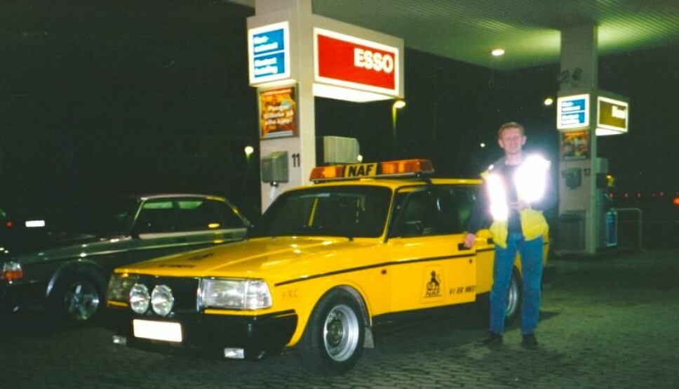 NAF-VOLVOEN: Egil Jakobsen blinker ut NAF-bilen Volvo 240 som sin triveligste arbeidsplass noensinne. Her er han i 1996 – på Esso-stasjonen på Ramstadsletta langs E18 i Bærum.