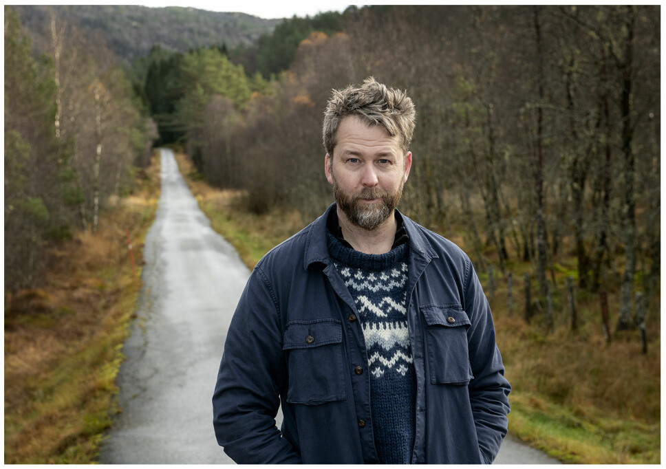 VEIEN TIL VOLVO: Fotograf og kunstner Helge Skodvin har fotografert opp mot tusen Volvo 240 og kokt prosjektet ned til boka «240 Lanscapes».