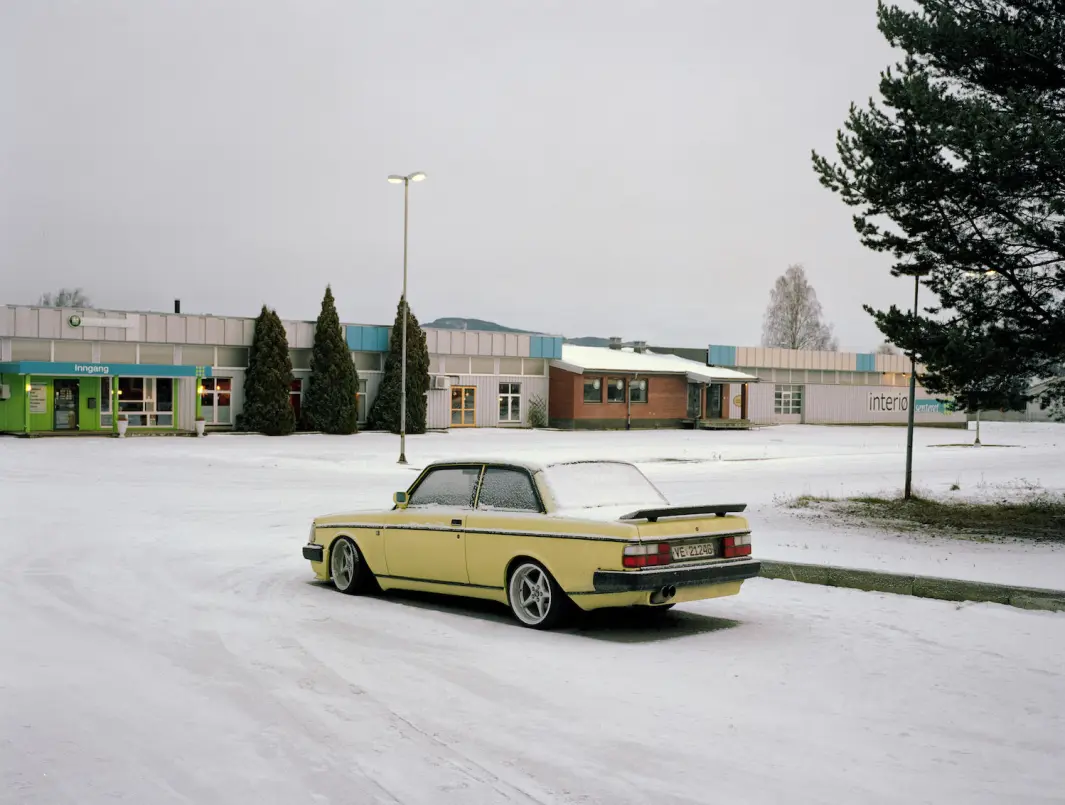<span class="font-weight-bold" data-lab-font_weight_desktop="font-weight-bold">VOLVSOM:</span> En hver Volvo gir voldsomt inntrykk når fotokunstner Helge Skodvin fanger den i sitt rette element: det norske landskapet. <span class="font-weight-bold" data-lab-font_weight_desktop="font-weight-bold">VOLVSOM:</span> En hver Volvo gir voldsomt inntrykk når fotokunstner Helge Skodvin fanger den i sitt rette element: det norske landskapet.