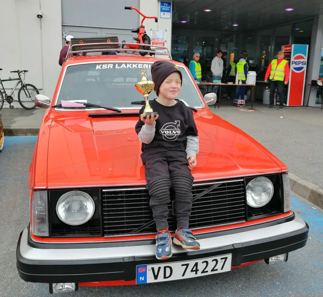 <span class="font-weight-bold" data-lab-font_weight_desktop="font-weight-bold">PREMIEVINNER: </span>Man trenger ikke være gammel og grå for å vinne premier når man stiller ut sin Volvo 240, men Ken Leon. <span class="font-weight-bold" data-lab-font_weight_desktop="font-weight-bold">PREMIEVINNER: </span>Man trenger ikke være gammel og grå for å vinne premier når man stiller ut sin Volvo 240, men Ken Leon.