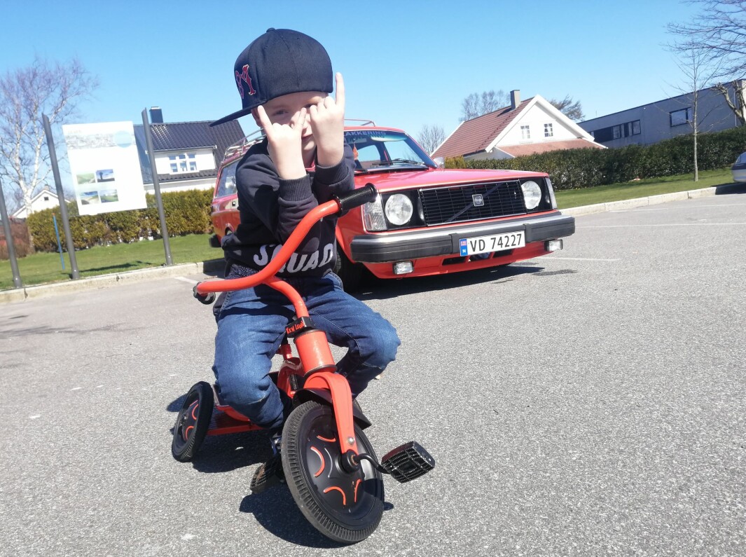 <span class="font-weight-bold" data-lab-font_weight_desktop="font-weight-bold">SYKKELIG:</span> Ken Leon er lykkelig eier av en Volvo 245. <span class="font-weight-bold" data-lab-font_weight_desktop="font-weight-bold">SYKKELIG:</span> Ken Leon er lykkelig eier av en Volvo 245.