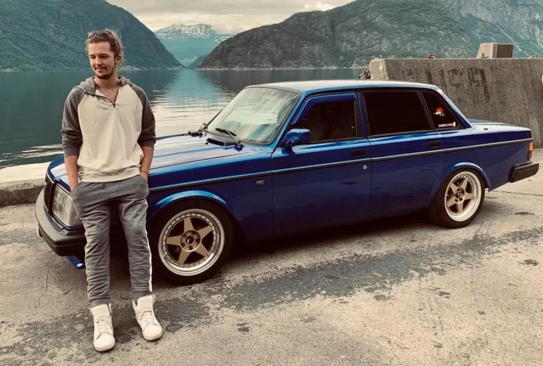 <span class="font-weight-bold" data-lab-font_weight_desktop="font-weight-bold">FJORDCRUISER: </span>Sondre Døhl lar gjerne livet spinne – vilt – rundt Volvo 240. Sammen med venner forlater han rett som det er Bærum og kjører oppetter Norges dalføre. <span class="font-weight-bold" data-lab-font_weight_desktop="font-weight-bold">FJORDCRUISER: </span>Sondre Døhl lar gjerne livet spinne – vilt – rundt Volvo 240. Sammen med venner forlater han rett som det er Bærum og kjører oppetter Norges dalføre.