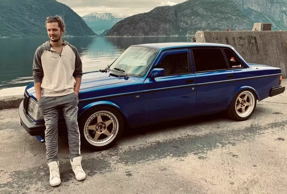 FJORDCRUISER: Sondre Døhl lar gjerne livet spinne – vilt – rundt Volvo 240. Sammen med venner forlater han rett som det er Bærum og kjører oppetter Norges dalføre.