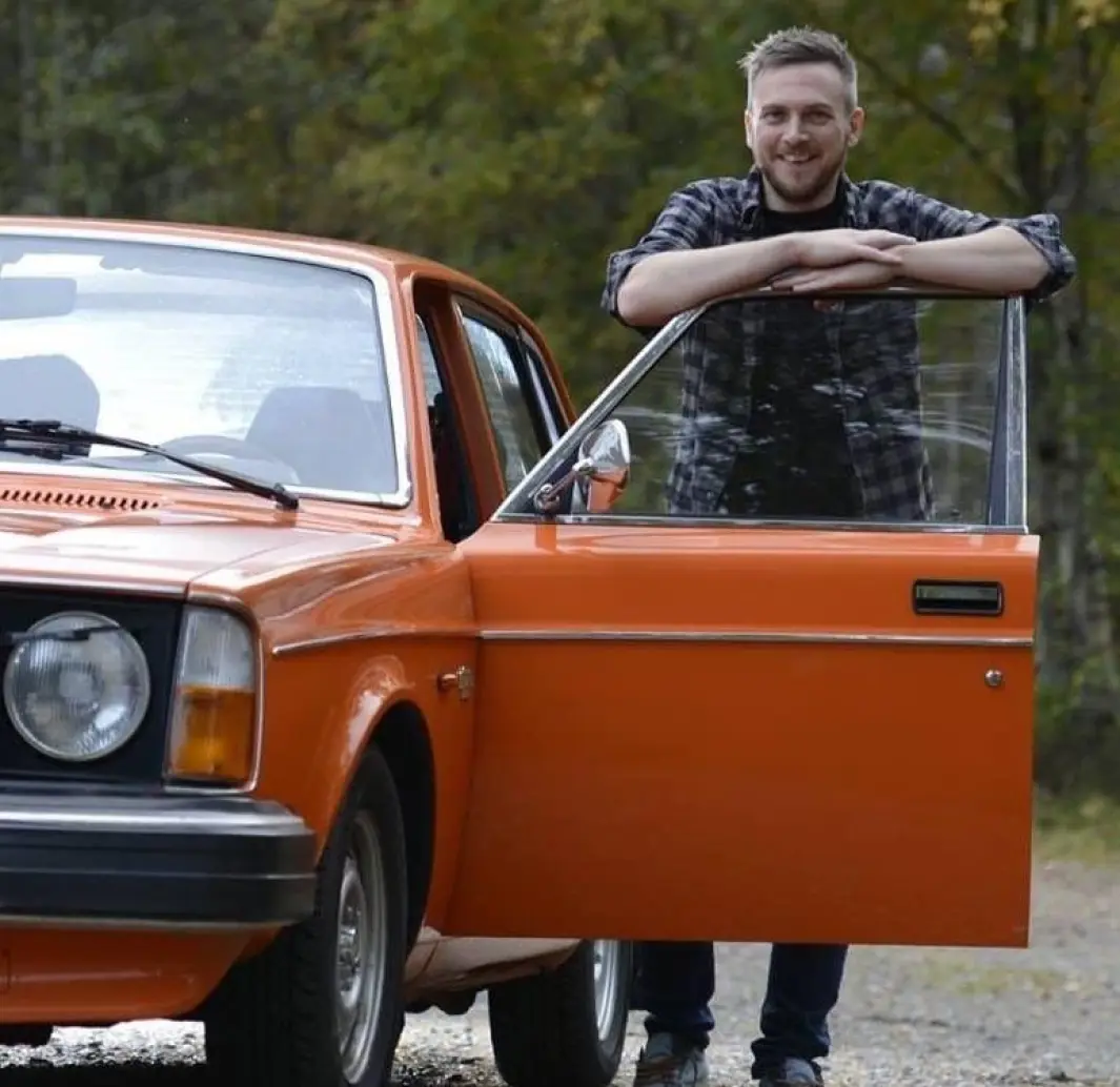 <span class="font-weight-bold" data-lab-font_weight_desktop="font-weight-bold">SMIL ETTER SMIL: </span>Svein Olaf Stensland kjører Volvo 240 i postkortperfekte omgivelser rundt Åndalsnes – dramatiske landskap som turister vanligvis betaler dyrt for å oppleve. <span class="font-weight-bold" data-lab-font_weight_desktop="font-weight-bold">SMIL ETTER SMIL: </span>Svein Olaf Stensland kjører Volvo 240 i postkortperfekte omgivelser rundt Åndalsnes – dramatiske landskap som turister vanligvis betaler dyrt for å oppleve.