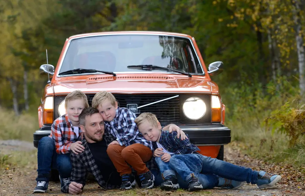 <span class="font-weight-bold" data-lab-font_weight_desktop="font-weight-bold">GJENGMENTALITET: </span>En 46 år gammel Volvo 240 har blitt samlingspunkt for Stensland-flokken. Fra venstre: Oliver, pappa, Sander og Tobias. Brødrene har dog vokst seg større siden familiebildet ble tatt. <span class="font-weight-bold" data-lab-font_weight_desktop="font-weight-bold">GJENGMENTALITET: </span>En 46 år gammel Volvo 240 har blitt samlingspunkt for Stensland-flokken. Fra venstre: Oliver, pappa, Sander og Tobias. Brødrene har dog vokst seg større siden familiebildet ble tatt.