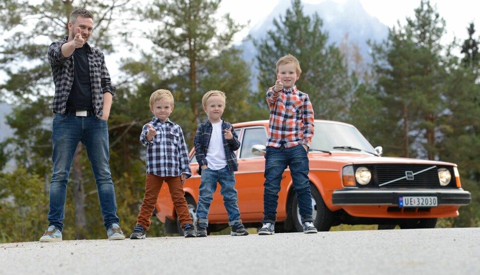 TOMMEL OPP: Svein Olaf Stensland og de tre guttene hans (fra venstre: Sander, Tobias og Oliver) koser seg med en av de første Volvo 240 som kom til landet.
