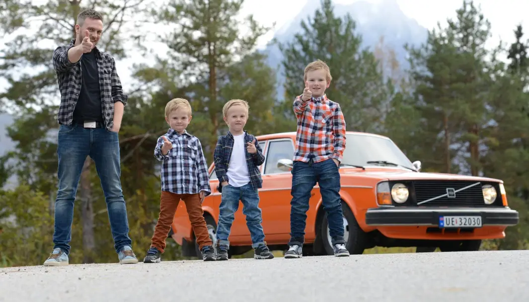 TOMMEL OPP: Svein Olaf Stensland og de tre guttene hans (fra venstre: Sander, Tobias og Oliver) koser seg med en av de første Volvo 240 som kom til landet. TOMMEL OPP: Svein Olaf Stensland og de tre guttene hans (fra venstre: Sander, Tobias og Oliver) koser seg med en av de første Volvo 240 som kom til landet.