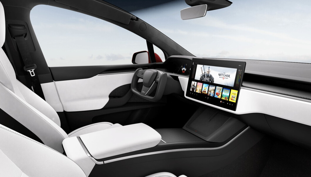 <span class=" font-weight-bold" data-lab-font_weight_desktop="font-weight-bold">REKTANGULÆRT:</span> I forrige uke la Tesla ut bildene av nytt interiør, med nytt ratt og liggende skjerm, i Model S og Model X (bildet, her i versjonen Plaid). Om «formel 1-rattet» kommer til Norge, vites ikke. <span class=" font-weight-bold" data-lab-font_weight_desktop="font-weight-bold">REKTANGULÆRT:</span> I forrige uke la Tesla ut bildene av nytt interiør, med nytt ratt og liggende skjerm, i Model S og Model X (bildet, her i versjonen Plaid). Om «formel 1-rattet» kommer til Norge, vites ikke.