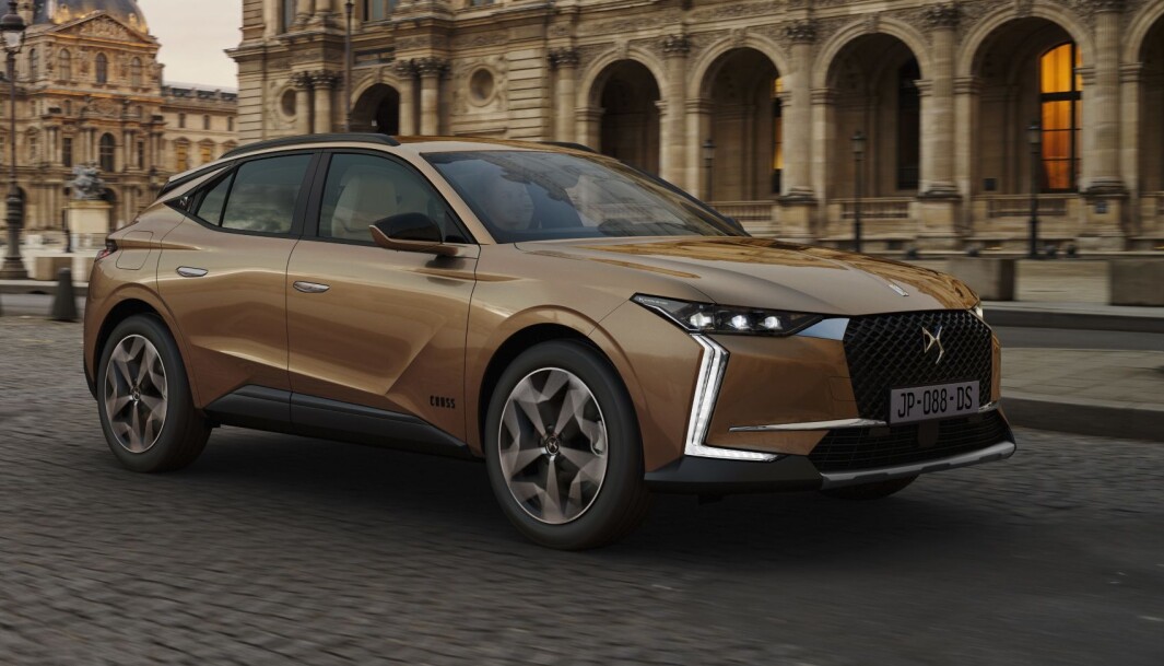 NYTT FJES: Splitter nye DS 4 blir et litt annerledes tilskudd til bilparken når den kommer som ladehybrid og 225 hk til høsten. NYTT FJES: Splitter nye DS 4 blir et litt annerledes tilskudd til bilparken når den kommer som ladehybrid og 225 hk til høsten.