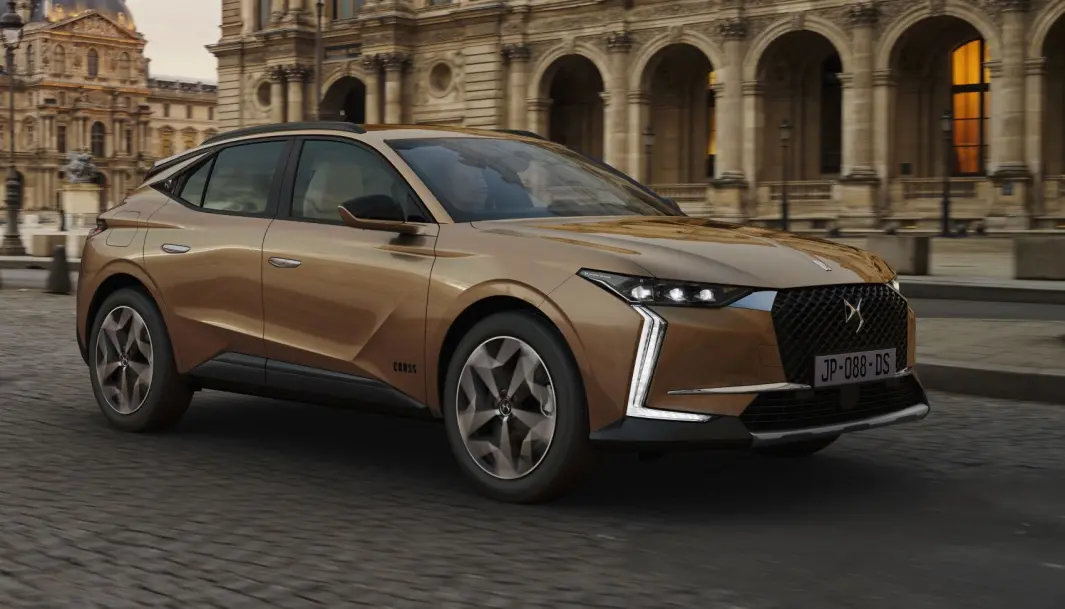 NYTT FJES: Splitter nye DS 4 blir et litt annerledes tilskudd til bilparken når den kommer som ladehybrid og 225 hk til høsten. NYTT FJES: Splitter nye DS 4 blir et litt annerledes tilskudd til bilparken når den kommer som ladehybrid og 225 hk til høsten.