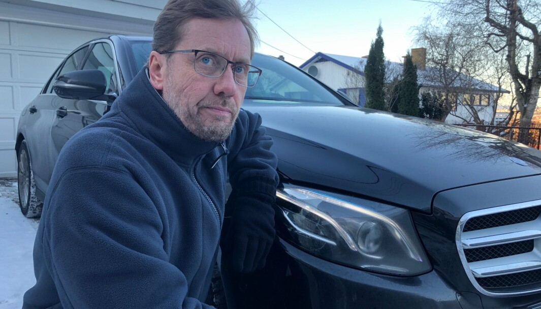 LITE LYS-TIG: Hans Mossin foran den ene av to duggende lykter på Mercedesen. LITE LYS-TIG: Hans Mossin foran den ene av to duggende lykter på Mercedesen.