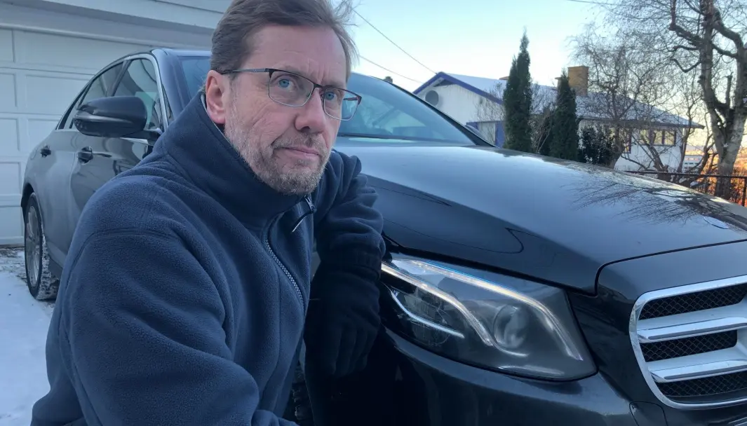 LITE LYS-TIG: Hans Mossin foran den ene av to duggende lykter på Mercedesen. LITE LYS-TIG: Hans Mossin foran den ene av to duggende lykter på Mercedesen.