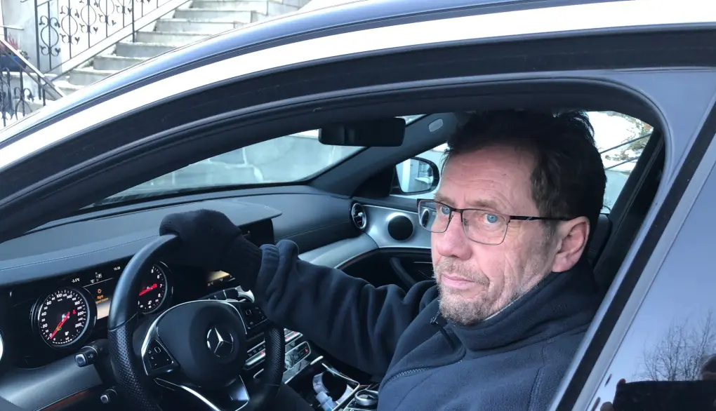 <span class=" font-weight-bold" data-lab-font_weight_desktop="font-weight-bold">ELLERS FORNØYD: </span>Dette er den femte E-klassen på rad for Hans Mossin. Og bortsett fra rusten som herjet hans første E-klasse – og svært mange andres – på begynnelsen av 2000-tallet, har han vært godt fornøyd. <span class=" font-weight-bold" data-lab-font_weight_desktop="font-weight-bold">ELLERS FORNØYD: </span>Dette er den femte E-klassen på rad for Hans Mossin. Og bortsett fra rusten som herjet hans første E-klasse – og svært mange andres – på begynnelsen av 2000-tallet, har han vært godt fornøyd.