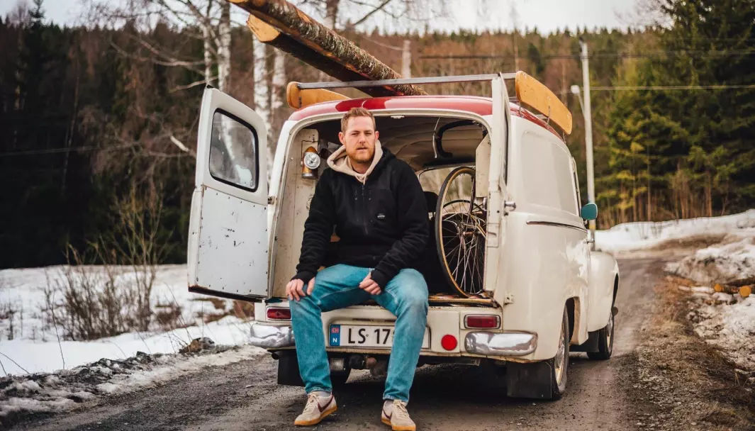 SKAP-PLASS: Jesper Hjelen bruker den ærverdige varebilen så mye han kan. Den har fraktet campingutstyr, tømmerstokker, sykler – og blomster hjem fra en begravelse.
