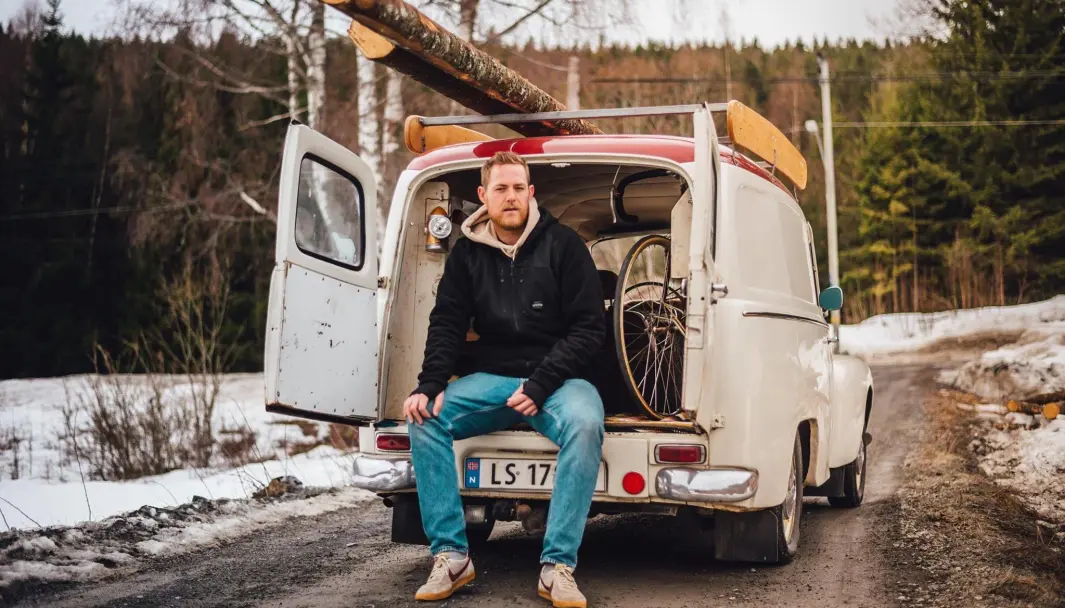 SKAP-PLASS: Jesper Hjelen bruker den ærverdige varebilen så mye han kan. Den har fraktet campingutstyr, tømmerstokker, sykler – og blomster hjem fra en begravelse. SKAP-PLASS: Jesper Hjelen bruker den ærverdige varebilen så mye han kan. Den har fraktet campingutstyr, tømmerstokker, sykler – og blomster hjem fra en begravelse.