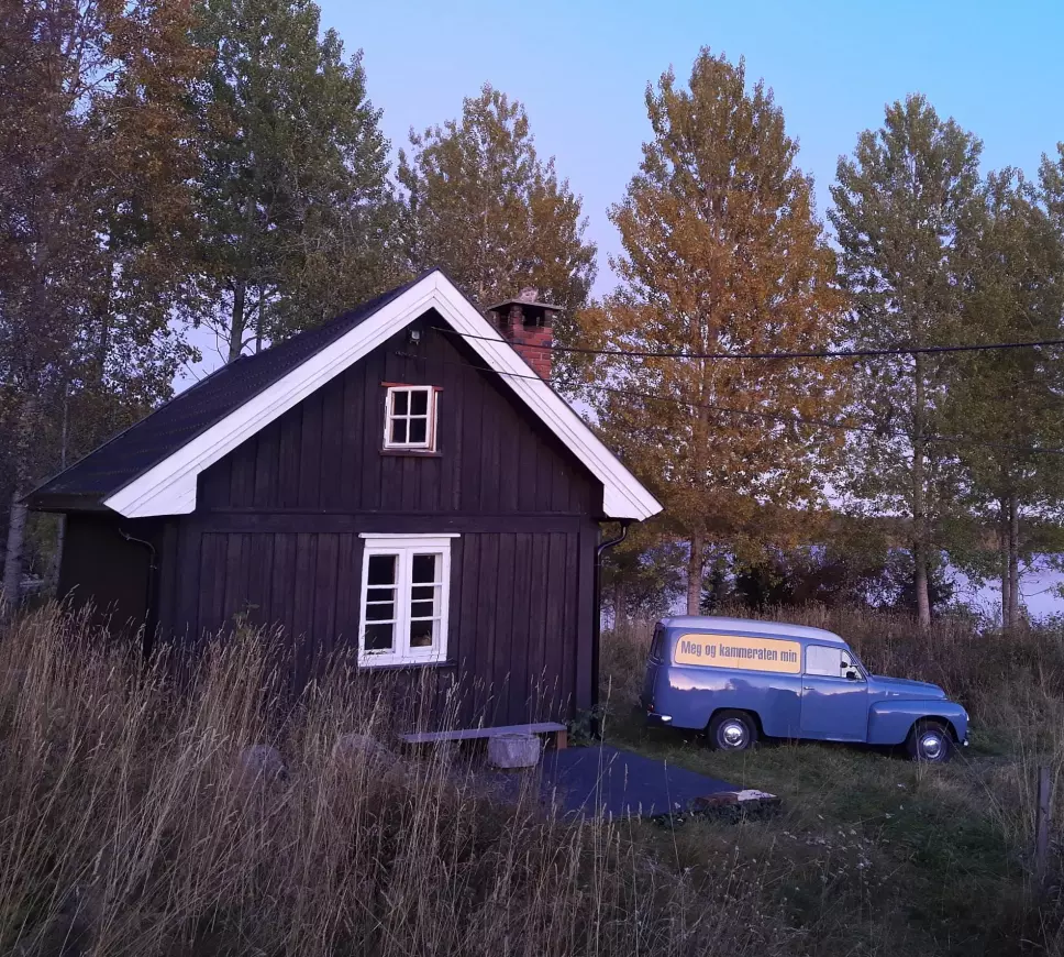 LANDEVEISKRYSSER: Martin Hagfors og samboer Kari Slaatsveen deler interessen for landlig hytteliv – og får plass til det meste en langhelg rommer innenfor Volvo Duetts stålvegger.