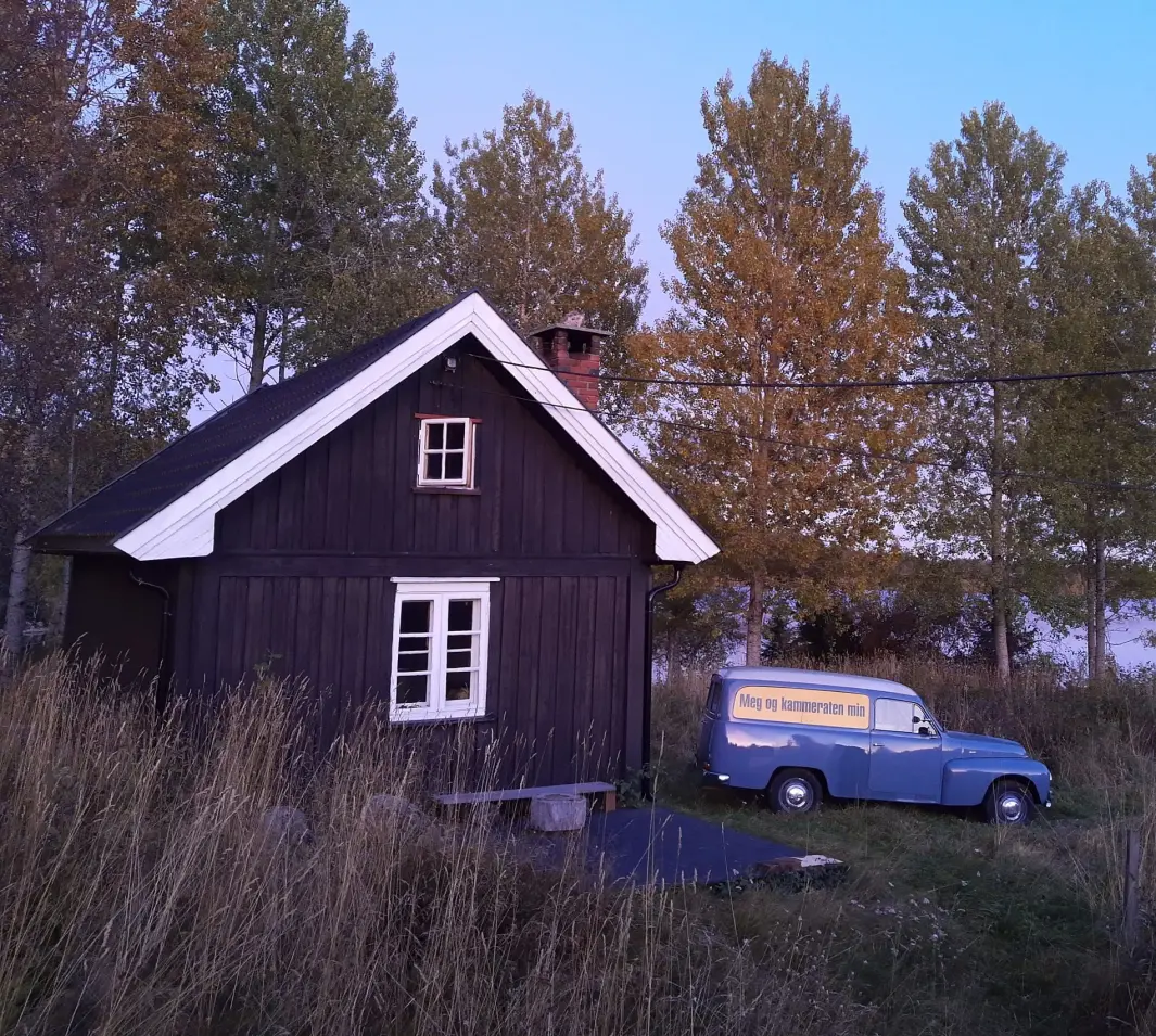 <span class="font-weight-bold" data-lab-font_weight_desktop="font-weight-bold">LANDEVEISKRYSSER:</span> Martin Hagfors og samboer Kari Slaatsveen deler interessen for landlig hytteliv – og får plass til det meste en langhelg rommer innenfor Volvo Duetts stålvegger. <span class="font-weight-bold" data-lab-font_weight_desktop="font-weight-bold">LANDEVEISKRYSSER:</span> Martin Hagfors og samboer Kari Slaatsveen deler interessen for landlig hytteliv – og får plass til det meste en langhelg rommer innenfor Volvo Duetts stålvegger.