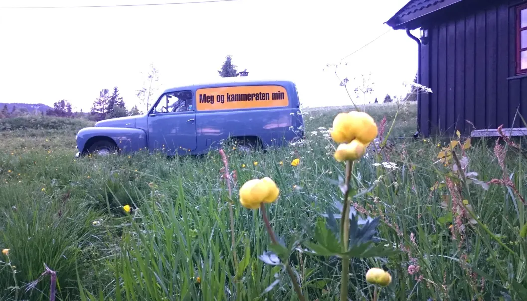 <span class="font-weight-bold" data-lab-font_weight_desktop="font-weight-bold">HØY PÅ LANDET: </span>Feriefergen Volvo Duett tar Martin Hagfors og samboer Kari Slaatsveen ut i smørblomstenes vold. <span class="font-weight-bold" data-lab-font_weight_desktop="font-weight-bold">HØY PÅ LANDET: </span>Feriefergen Volvo Duett tar Martin Hagfors og samboer Kari Slaatsveen ut i smørblomstenes vold.