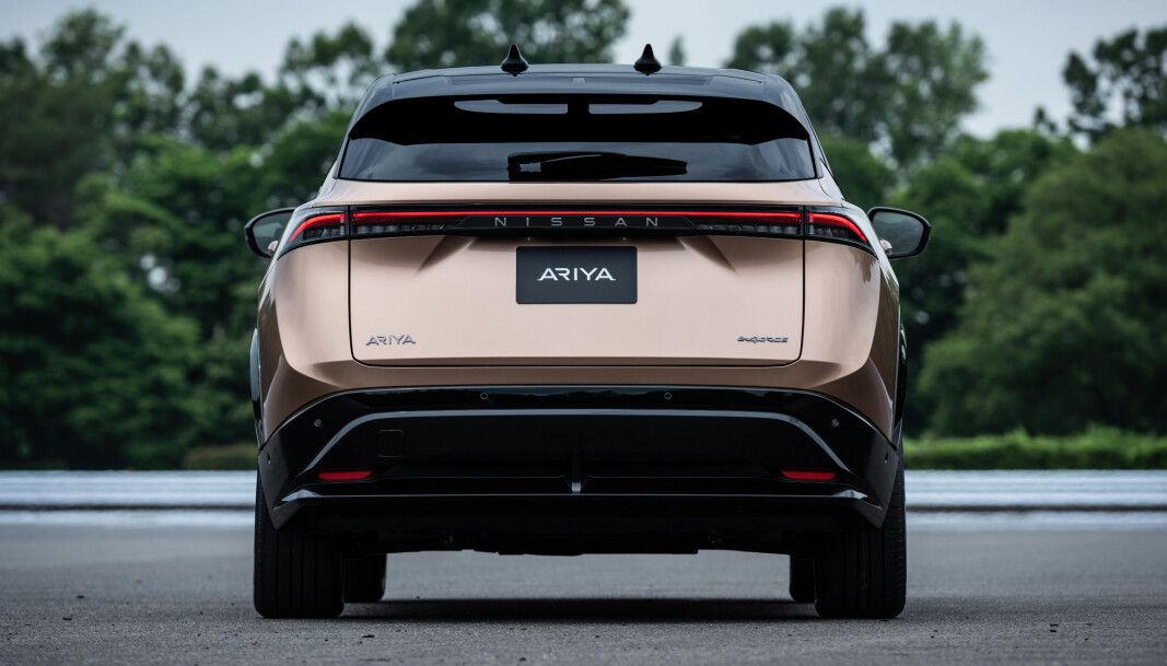 <span class=" font-weight-bold" data-lab-font_weight_desktop="font-weight-bold">FØLGER MOTEN: </span>Det blir stadig flere av dem - vi sikter selvsagt til den heltrukne lysstripen i hele hekkens bredde. Nissan er i godt selskap med Audi, Mercedes og Porsche her. <span class=" font-weight-bold" data-lab-font_weight_desktop="font-weight-bold">FØLGER MOTEN: </span>Det blir stadig flere av dem - vi sikter selvsagt til den heltrukne lysstripen i hele hekkens bredde. Nissan er i godt selskap med Audi, Mercedes og Porsche her.