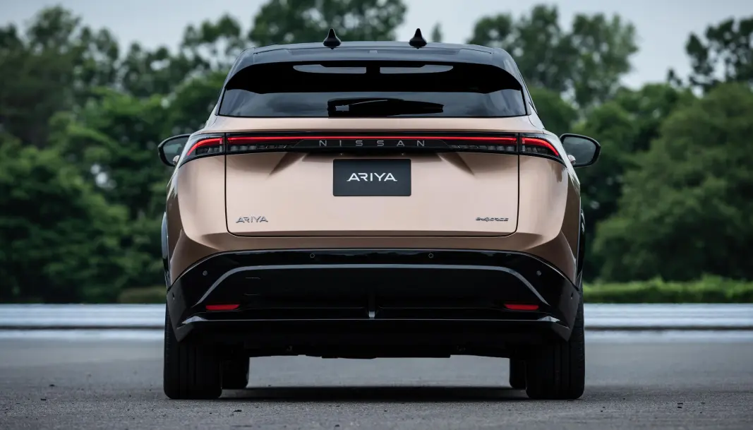 <span class=" font-weight-bold" data-lab-font_weight_desktop="font-weight-bold">FØLGER MOTEN: </span>Det blir stadig flere av dem - vi sikter selvsagt til den heltrukne lysstripen i hele hekkens bredde. Nissan er i godt selskap med Audi, Mercedes og Porsche her. <span class=" font-weight-bold" data-lab-font_weight_desktop="font-weight-bold">FØLGER MOTEN: </span>Det blir stadig flere av dem - vi sikter selvsagt til den heltrukne lysstripen i hele hekkens bredde. Nissan er i godt selskap med Audi, Mercedes og Porsche her.