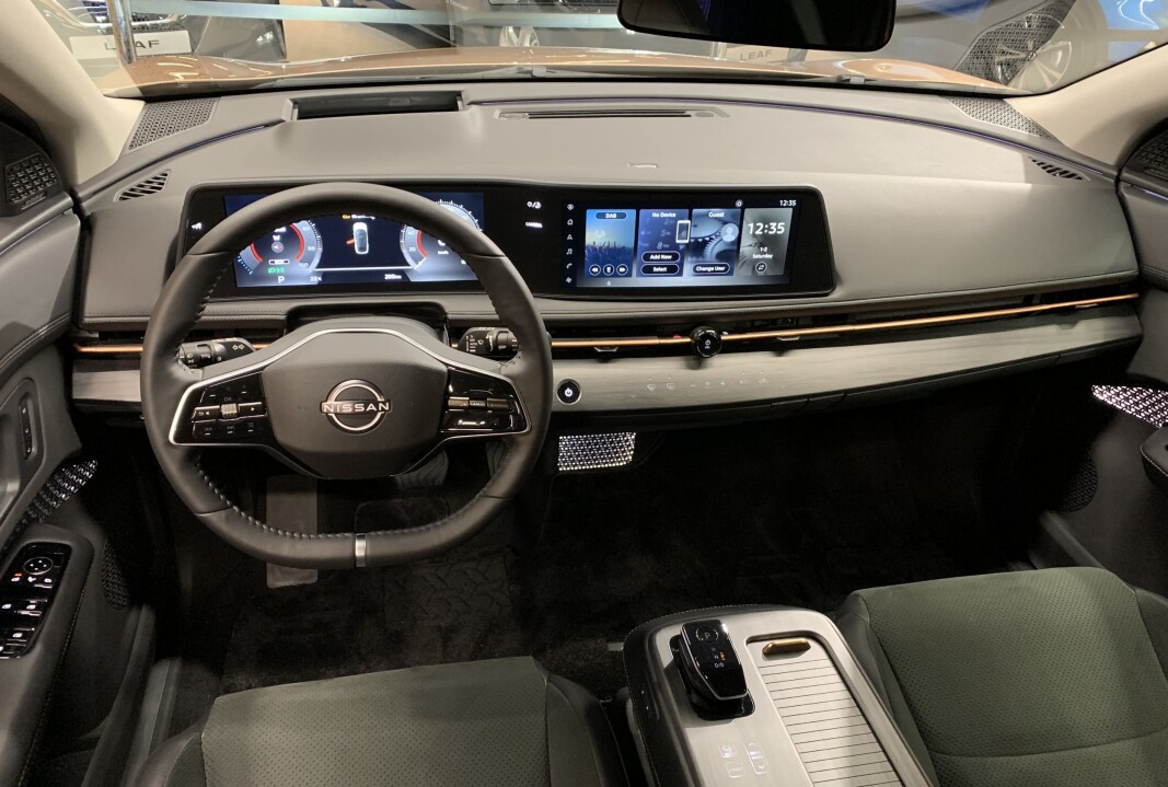 <span class=" font-weight-bold" data-lab-font_weight_desktop="font-weight-bold">DOBBELDIGITALT: </span>Nissan har bevisst valgt å droppe å ha én betjeningsskjerm, av trafikksikkerhetshensyn. Løsningen her - med head-up display og stemmestyring i tillegg - minner mer om Mercedes enn om Tesla. <span class=" font-weight-bold" data-lab-font_weight_desktop="font-weight-bold">DOBBELDIGITALT: </span>Nissan har bevisst valgt å droppe å ha én betjeningsskjerm, av trafikksikkerhetshensyn. Løsningen her - med head-up display og stemmestyring i tillegg - minner mer om Mercedes enn om Tesla.