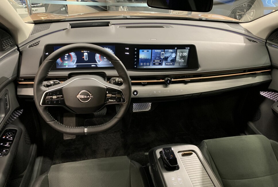 DOBBELDIGITALT: Nissan har bevisst valgt å droppe å ha én betjeningsskjerm, av trafikksikkerhetshensyn. Løsningen her - med head-up display og stemmestyring i tillegg - minner mer om Mercedes enn om Tesla.