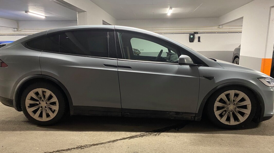 TOM FOR LUFT: Dette bildet er tatt av en Tesla-eier nå i vinter, da hans Model X plutselig fikk problemer med luftfjæringen. TOM FOR LUFT: Dette bildet er tatt av en Tesla-eier nå i vinter, da hans Model X plutselig fikk problemer med luftfjæringen.