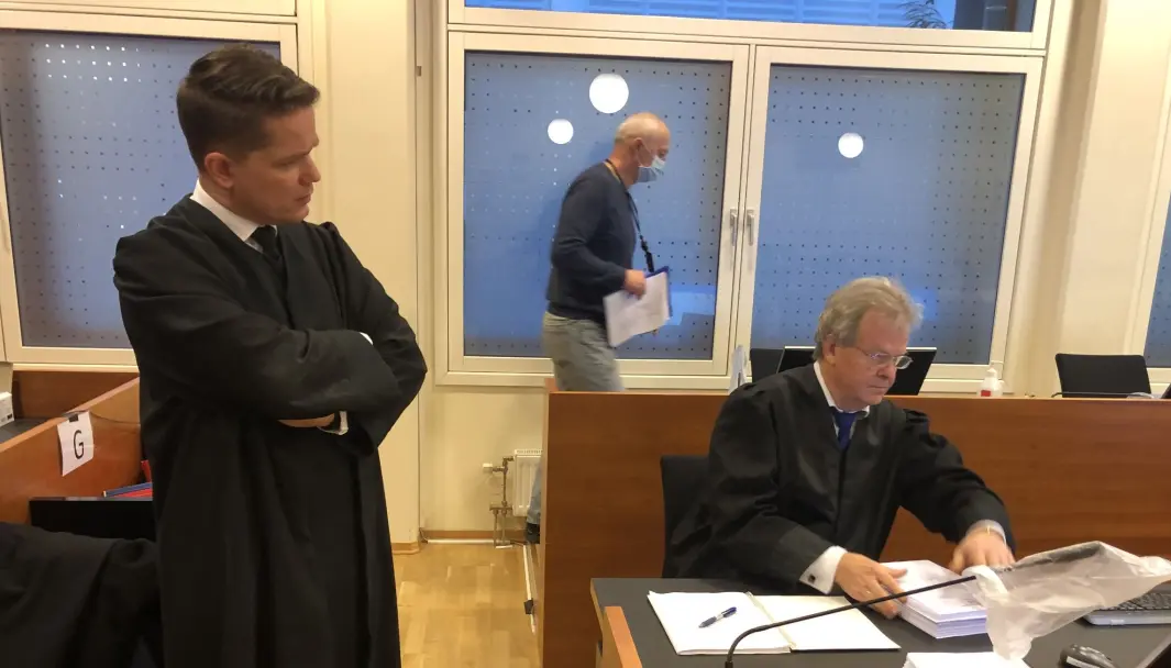 ANKEBEHANDLING: Sven Olle Nohlin (t.v.) er bruktbilselgerens forsvarer, mens Nils Vegard (sittende) er aktor. ANKEBEHANDLING: Sven Olle Nohlin (t.v.) er bruktbilselgerens forsvarer, mens Nils Vegard (sittende) er aktor.