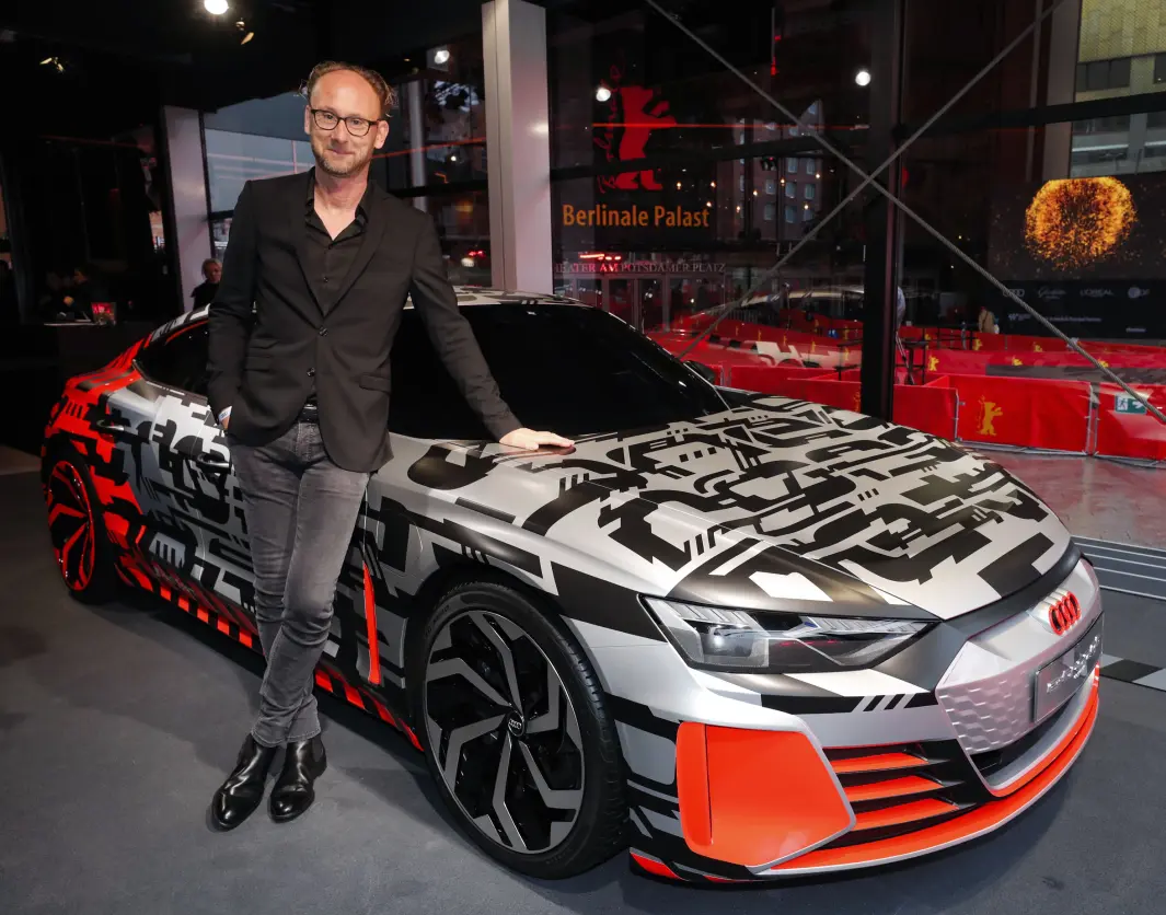 <span class=" font-weight-bold" data-lab-font_weight_desktop="font-weight-bold">FORNØYD:</span> Audis sjefsdesigner Marc Lichte foran prototypen av e-tron GT. <span class=" font-weight-bold" data-lab-font_weight_desktop="font-weight-bold">FORNØYD:</span> Audis sjefsdesigner Marc Lichte foran prototypen av e-tron GT.