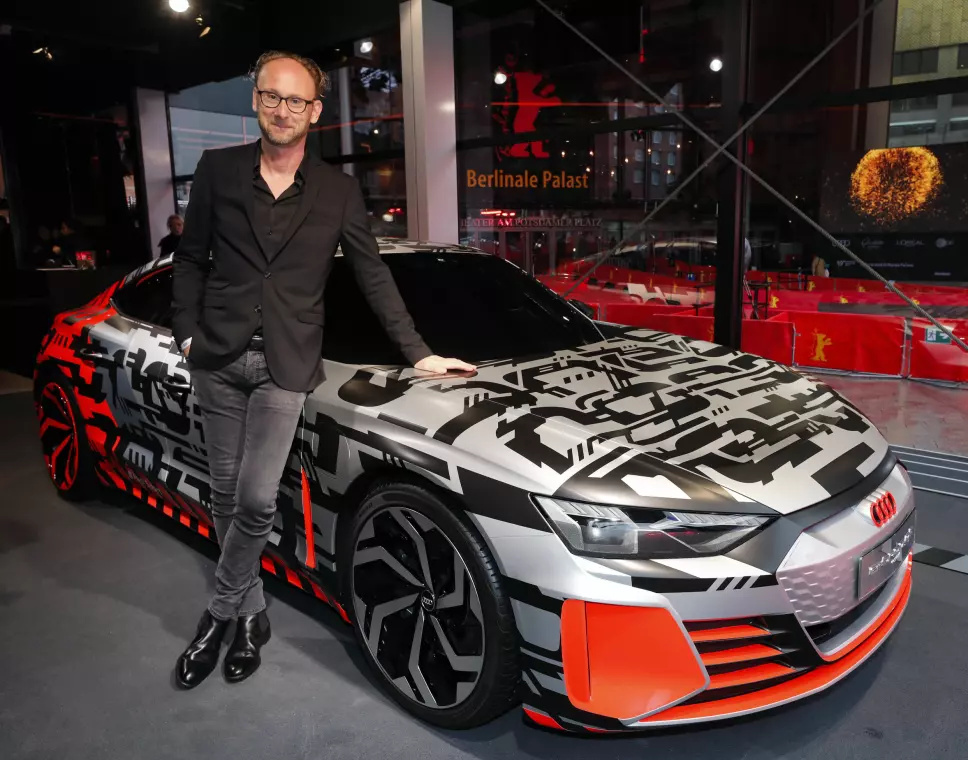 FORNØYD: Audis sjefsdesigner Marc Lichte foran prototypen av e-tron GT.