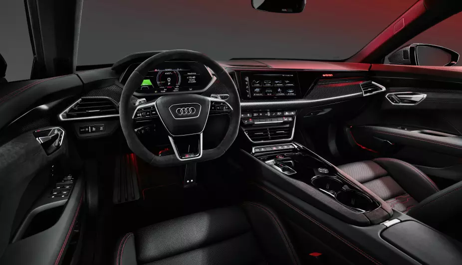 KLASSISK: Interiørmessig vil en Audi-eier kjenne seg fort igjen, selv om sittestilingen er lavere enn de fleste er vant til.