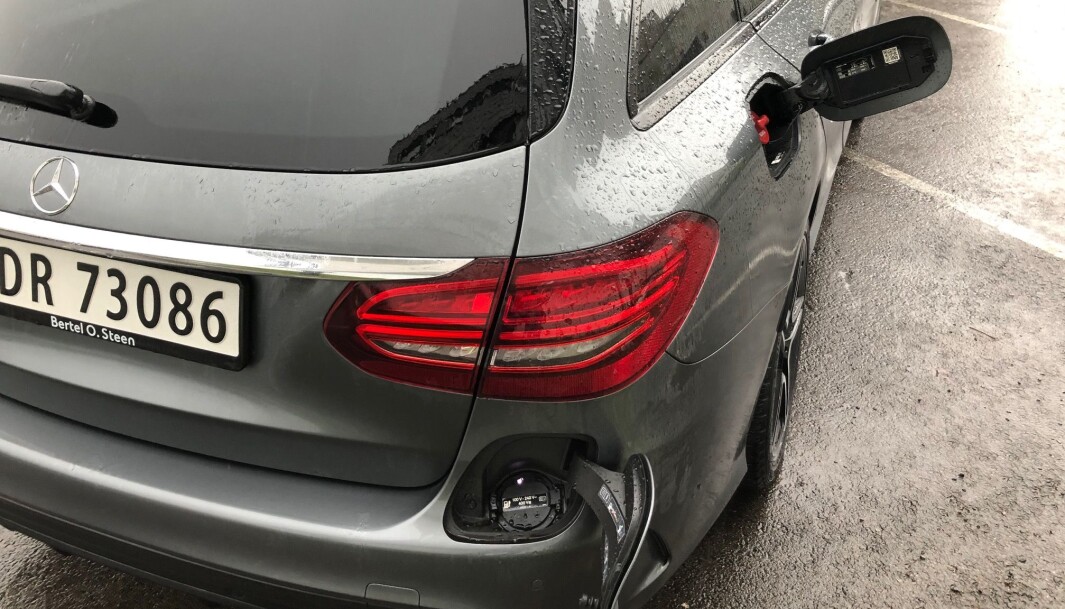 <span class=" font-weight-bold" data-lab-font_weight_desktop="font-weight-bold">TO VERDENER:</span> C-klasse kan fylles opp med enten diesel eller bensin og strøm. Mercedes er kanskje den produsenten som satser tyngst på ladehybridteknologien. <span class=" font-weight-bold" data-lab-font_weight_desktop="font-weight-bold">TO VERDENER:</span> C-klasse kan fylles opp med enten diesel eller bensin og strøm. Mercedes er kanskje den produsenten som satser tyngst på ladehybridteknologien.