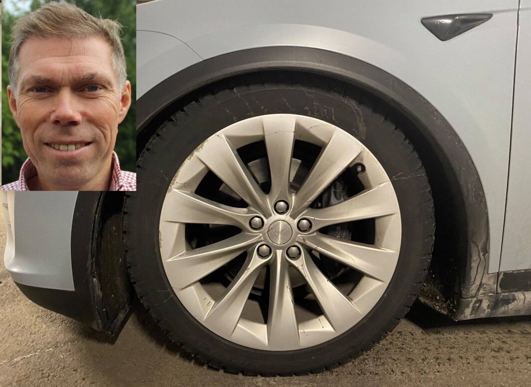DEFEKT: Slik så Teslaen til Jan-Tore Dannemark (innfelt) ut. Bilen på bildet er bilen til en bekjent av Dannemark, som opplevde nøyaktig det samme med sin bil. DEFEKT: Slik så Teslaen til Jan-Tore Dannemark (innfelt) ut. Bilen på bildet er bilen til en bekjent av Dannemark, som opplevde nøyaktig det samme med sin bil.