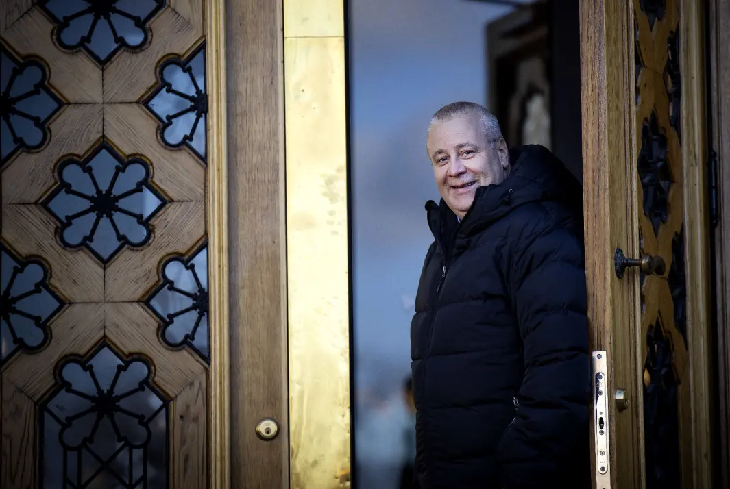 ÅPEN DØR: Bård Hoksrud (Frp) mener Sp bør søke fra Frp i bilpolitikken. ÅPEN DØR: Bård Hoksrud (Frp) mener Sp bør søke fra Frp i bilpolitikken.