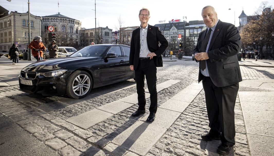 OPP MED FARTA: Frps samferdselspolitikere Tor Andre Johnsen og Bård Hoksrud (t.h.) vil heve fartsgrensen til 120 km/t på enkelte motorveier. OPP MED FARTA: Frps samferdselspolitikere Tor Andre Johnsen og Bård Hoksrud (t.h.) vil heve fartsgrensen til 120 km/t på enkelte motorveier.