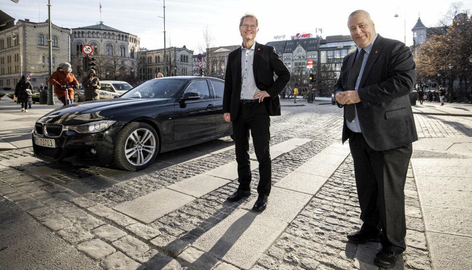 OPP MED FARTA: Frps samferdselspolitikere Tor Andre Johnsen og Bård Hoksrud (t.h.) vil heve fartsgrensen til 120 km/t på enkelte motorveier.
