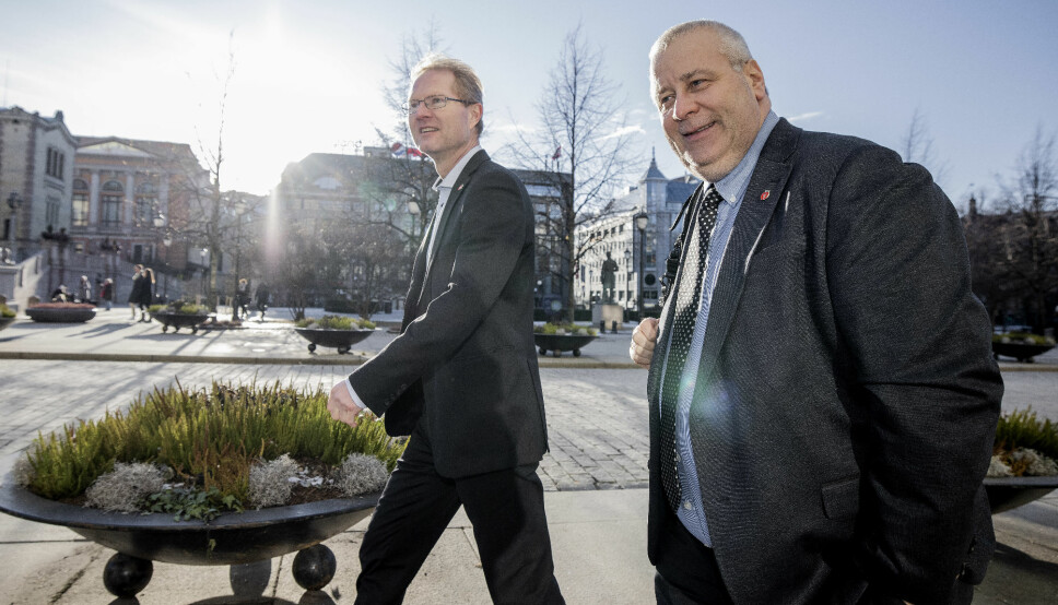 GØNNER PÅ ALENE: Frp'erne Bård Hoksrud og Tor Andre Johnsen (t.v.) lovet «å gønne på» ytterligere i samferdselsutbyggingen, men får ikke støtte fra noe flertall på Stortinget.