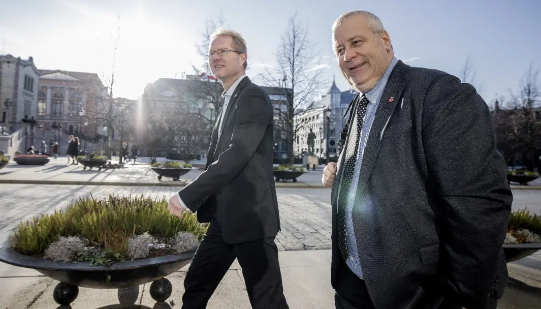 GØNNER PÅ ALENE: Frp'erne Bård Hoksrud og Tor Andre Johnsen (t.v.) lovet «å gønne på» ytterligere i samferdselsutbyggingen, men får ikke støtte fra noe flertall på Stortinget. GØNNER PÅ ALENE: Frp'erne Bård Hoksrud og Tor Andre Johnsen (t.v.) lovet «å gønne på» ytterligere i samferdselsutbyggingen, men får ikke støtte fra noe flertall på Stortinget.