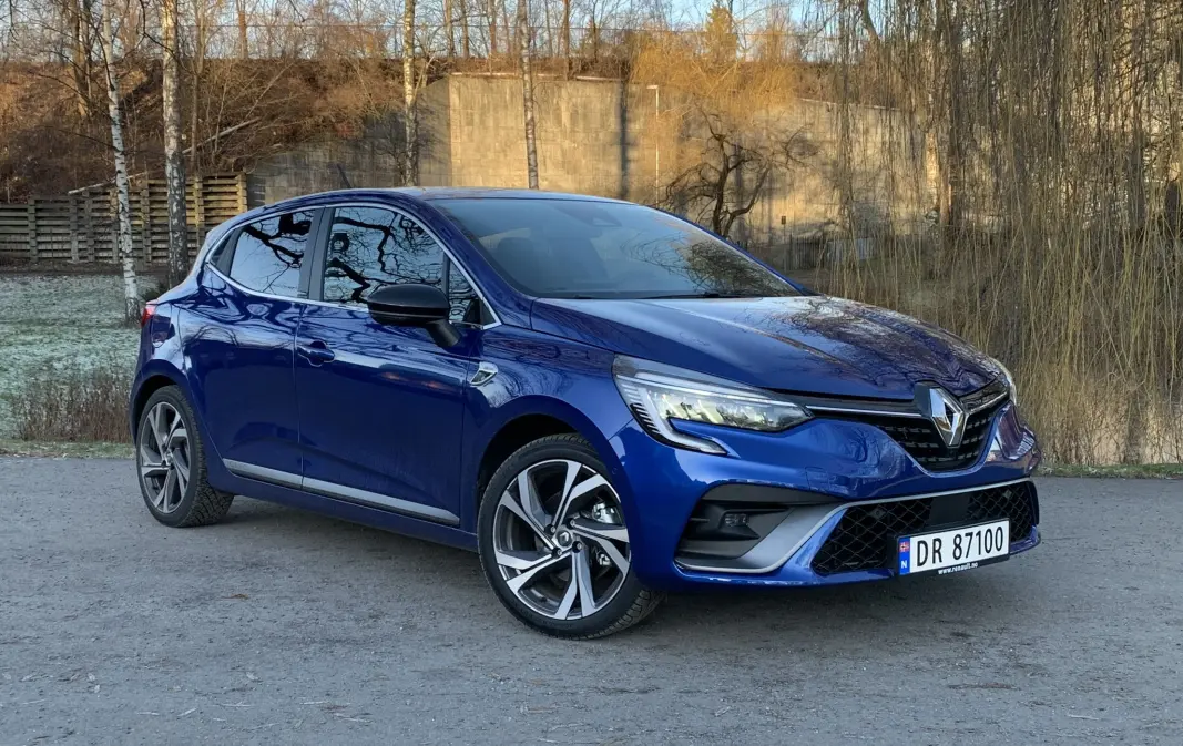 KARAKTER: Renault Clio er en av de største «småbilene». Den får nå en ny sjanse her, i landet takket være en avansert hybrid drivlinje. KARAKTER: Renault Clio er en av de største «småbilene». Den får nå en ny sjanse her, i landet takket være en avansert hybrid drivlinje.