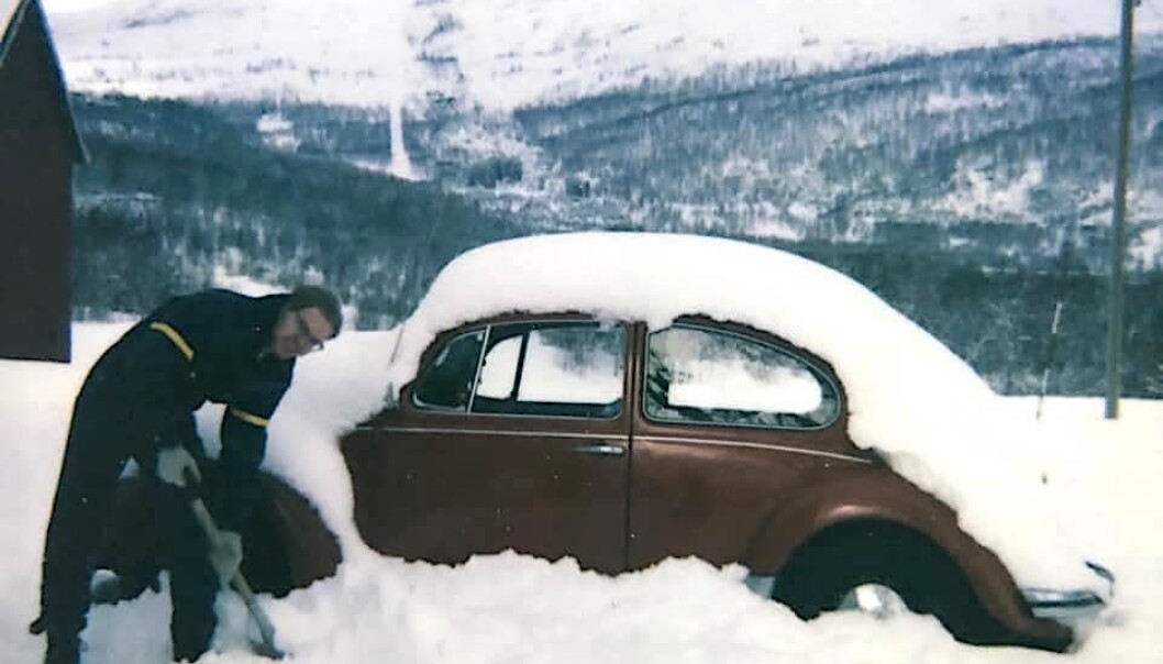 <span class="font-weight-bold" data-lab-font_weight_desktop="font-weight-bold">MÅKA LEI: </span>Bjarne Brandal er i ferd med å grave fram sin oransje Boble på sine besteforeldres småbruk i Valnesfjord i Fauske i Nordland. Etter et snørikt helgebesøk skal han tilbake de fire milene vestover til Bodø. Øyeblikket er knipset i 1989 og samme Boble er fortsatt i hans eie. <span class="font-weight-bold" data-lab-font_weight_desktop="font-weight-bold">MÅKA LEI: </span>Bjarne Brandal er i ferd med å grave fram sin oransje Boble på sine besteforeldres småbruk i Valnesfjord i Fauske i Nordland. Etter et snørikt helgebesøk skal han tilbake de fire milene vestover til Bodø. Øyeblikket er knipset i 1989 og samme Boble er fortsatt i hans eie.