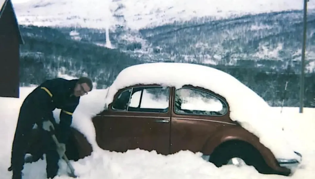 <span class="font-weight-bold" data-lab-font_weight_desktop="font-weight-bold">MÅKA LEI: </span>Bjarne Brandal er i ferd med å grave fram sin oransje Boble på sine besteforeldres småbruk i Valnesfjord i Fauske i Nordland. Etter et snørikt helgebesøk skal han tilbake de fire milene vestover til Bodø. Øyeblikket er knipset i 1989 og samme Boble er fortsatt i hans eie. <span class="font-weight-bold" data-lab-font_weight_desktop="font-weight-bold">MÅKA LEI: </span>Bjarne Brandal er i ferd med å grave fram sin oransje Boble på sine besteforeldres småbruk i Valnesfjord i Fauske i Nordland. Etter et snørikt helgebesøk skal han tilbake de fire milene vestover til Bodø. Øyeblikket er knipset i 1989 og samme Boble er fortsatt i hans eie.