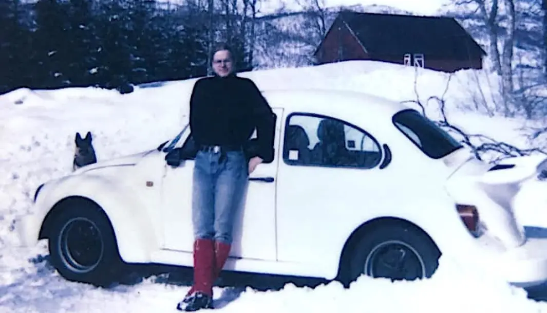 <span class="font-weight-bold" data-lab-font_weight_desktop="font-weight-bold">FJELLVETT:</span> Bjarne Brandal poserer med sin 170-hesters drømmebil, med motor som var blodtrimmet av Alf Rønnings Porsche-verksted i Hamar. Bildet er fra påsken 1991. <span class="font-weight-bold" data-lab-font_weight_desktop="font-weight-bold">FJELLVETT:</span> Bjarne Brandal poserer med sin 170-hesters drømmebil, med motor som var blodtrimmet av Alf Rønnings Porsche-verksted i Hamar. Bildet er fra påsken 1991.