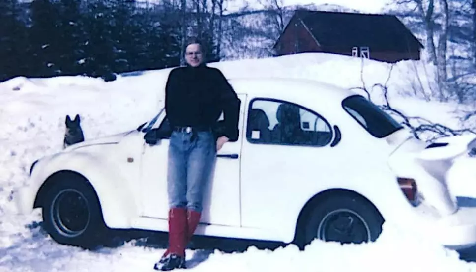 FJELLVETT: Bjarne Brandal poserer med sin 170-hesters drømmebil, med motor som var blodtrimmet av Alf Rønnings Porsche-verksted i Hamar. Bildet er fra påsken 1991.