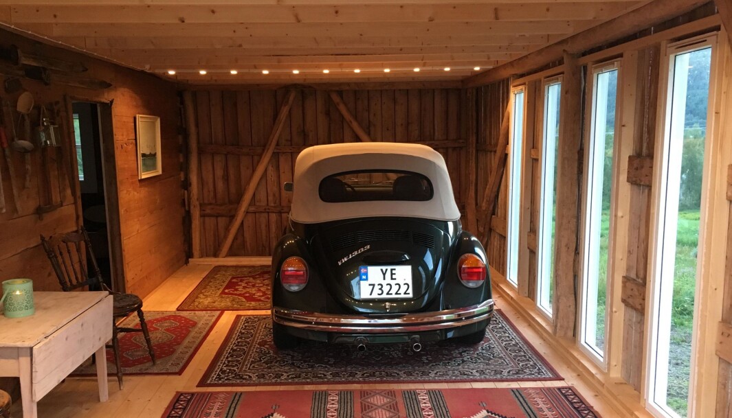 <span class="font-weight-bold" data-lab-font_weight_desktop="font-weight-bold">I SIN EGEN BOBLE: </span>Bjarne Brandal har bygget garasje med høy stuefaktor til sin 1978-modell Cabriolet. Ramma til den gamle utedoen henger som en del av pynten på veggen. <span class="font-weight-bold" data-lab-font_weight_desktop="font-weight-bold">I SIN EGEN BOBLE: </span>Bjarne Brandal har bygget garasje med høy stuefaktor til sin 1978-modell Cabriolet. Ramma til den gamle utedoen henger som en del av pynten på veggen.