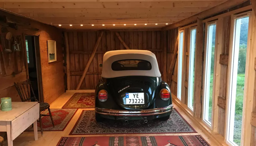I SIN EGEN BOBLE: Bjarne Brandal har bygget garasje med høy stuefaktor til sin 1978-modell Cabriolet. Ramma til den gamle utedoen henger som en del av pynten på veggen.