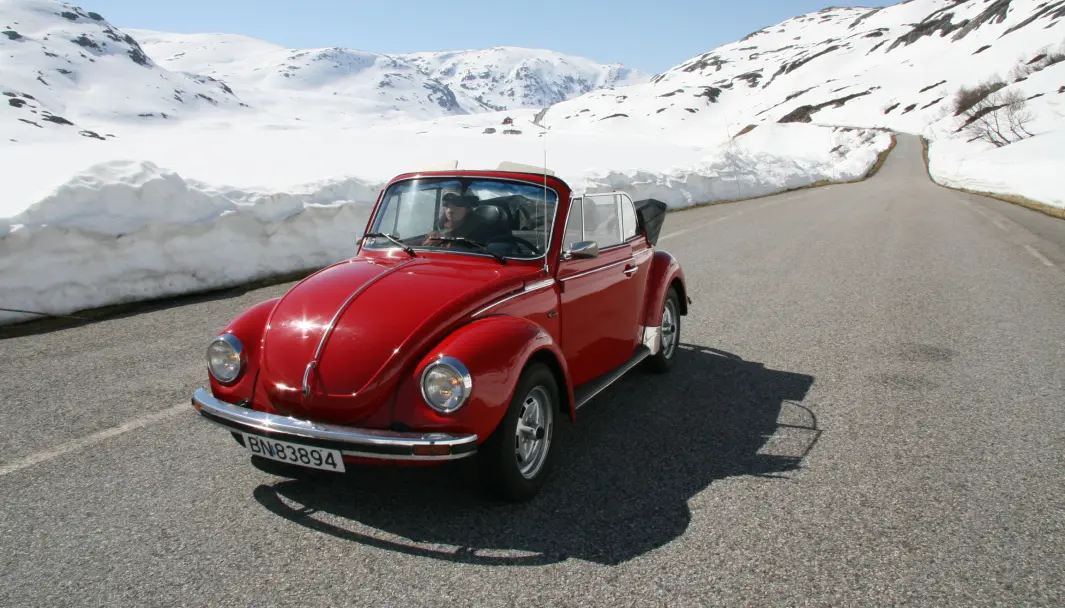 HØYFJELLSOL: Sander Ødelien mener at en sjelden Boble Cabriolet er til for å brukes, også der snøen (nesten) aldri går. HØYFJELLSOL: Sander Ødelien mener at en sjelden Boble Cabriolet er til for å brukes, også der snøen (nesten) aldri går.