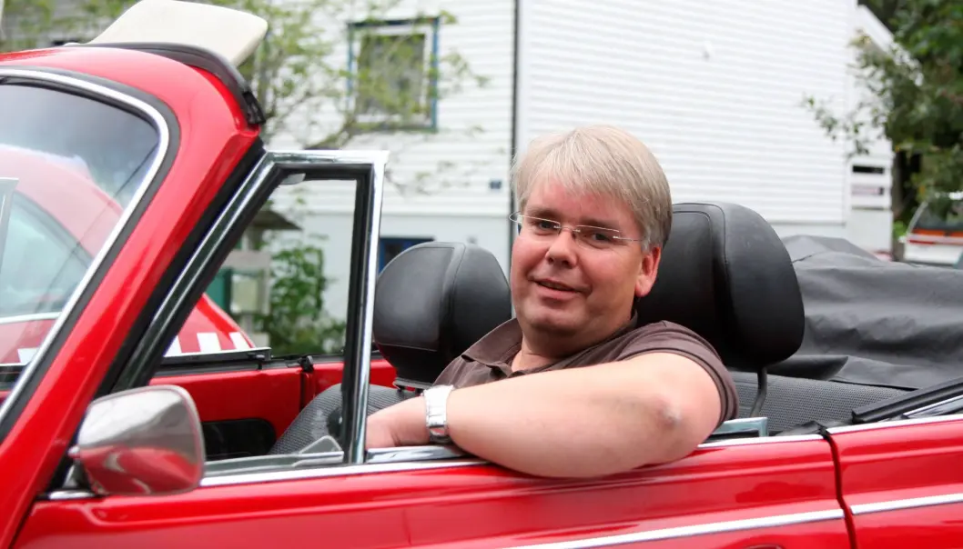 <span class="font-weight-bold" data-lab-font_weight_desktop="font-weight-bold">I BOBLA:</span> Sander Ødelien i Florø kjører sine knallrøde Boble på Nasjonale turistveger som Vikafjellet eller Gaularfjhellet for å besøke på ulike festivaler og andre arrangement. <span class="font-weight-bold" data-lab-font_weight_desktop="font-weight-bold">I BOBLA:</span> Sander Ødelien i Florø kjører sine knallrøde Boble på Nasjonale turistveger som Vikafjellet eller Gaularfjhellet for å besøke på ulike festivaler og andre arrangement.